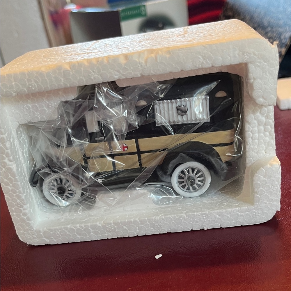 Dept 56 Christmas in the City “The City Ambulance” - Picture 2 of 4